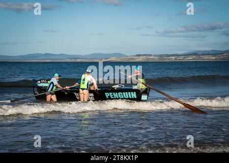 Les concurrents d'un carnaval de surf se préparent à entrer dans l'eau à Devonport Beach Tasmania. Banque D'Images