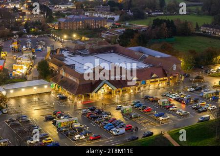 Bridport, Dorset, Royaume-Uni. 20 novembre 2023. Vue aérienne du supermarché Morrisons à Bridport dans le Dorset qui est éclairé au crépuscule. Crédit photo : Graham Hunt/Alamy Live News Banque D'Images