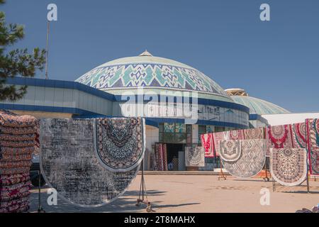 20 JUIN 2023. TACHKENT, OUZBÉKISTAN : tapis à Tachkent Chorsu bazar ou Eski Juva bazar - l'un des principaux monuments de la ville. Banque D'Images