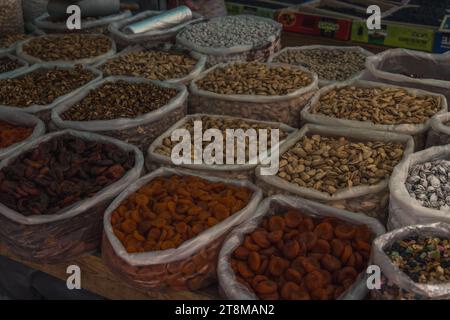 Produits alimentaires séchés vendus au Chorsu Bazaar à Tachkent, Ouzbékistan. Mise au point sélective, arrière-plan Banque D'Images