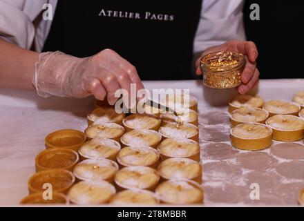 Paris, France. 20 novembre 2023. Un chef japonais prépare le dessert lors de la cérémonie de dévoilement du classement mondial des restaurants LA LISTE 2024 au ministère français des Affaires étrangères à Paris, France, le 20 novembre 2023. LA liste 2024, la dernière mise à jour d’une liste des meilleurs restaurants mondiaux, a été dévoilée lundi. Crédit : Gao Jing/Xinhua/Alamy Live News Banque D'Images