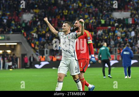 Leverkusen, Allemagne - 20 novembre 2023 : Alessandro Buongiorno et le gardien de but Gianluigi Donnarumma, de l'Italie, réagissent alors que l'Italie est promue à l'UEFA EURO 2024 après un match de qualification contre l'Ukraine Banque D'Images