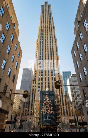 Le sapin de Noël géant du Rockefeller Center est une tradition de vacances emblématique, 2023, New York City, USA OK Banque D'Images