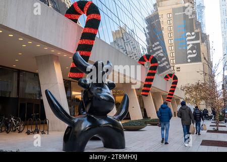 Joan Miro's Moonbird Sculpture avec le Solow Building décoré de vacances en arrière-plan, New York 2022 Banque D'Images