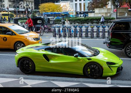 McLaren Artura est une voiture de sport de luxe haut de gamme garée devant le Plaza Hotel, 2023, New York City, États-Unis Banque D'Images