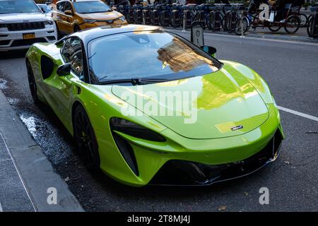 McLaren Artura est une voiture de sport de luxe haut de gamme garée devant le Plaza Hotel, 2023, New York City, États-Unis Banque D'Images