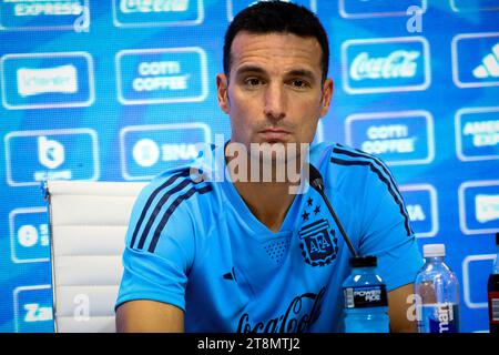 Ezeiza, Argentine. 20 novembre 2023. Lionel Scaloni entraîneur argentin vu lors de la conférence de presse au camp d'entraînement Lionel Messi, à Ezeiza. (Photo Roberto Tuero/SOPA Images/Sipa USA) crédit : SIPA USA/Alamy Live News Banque D'Images