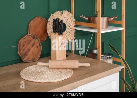 Planches à découper, rouleau à pâtisserie et ustensiles sur le comptoir de cuisine en bois Banque D'Images