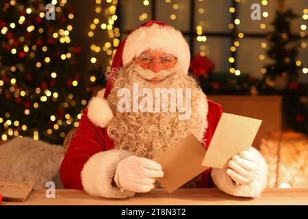Le Père Noël avec des lettres à la maison la veille de Noël Banque D'Images