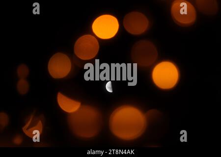 Santiago, Metropolitana, Chili. 20 novembre 2023. Le croissant de lune est vu au milieu des lumières de Noël dans les rues de Santiago, au Chili. (Image de crédit : © Matias Basualdo/ZUMA Press Wire) USAGE ÉDITORIAL SEULEMENT! Non destiné à UN USAGE commercial ! Banque D'Images