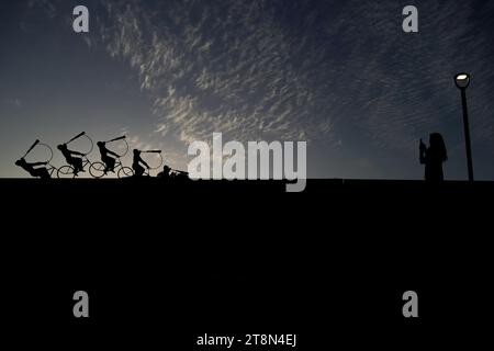 Santiago, Metropolitana, Chili. 20 novembre 2023. Une femme prend des photos avec son téléphone portable du coucher de soleil à Santiago, au Chili. (Image de crédit : © Matias Basualdo/ZUMA Press Wire) USAGE ÉDITORIAL SEULEMENT! Non destiné à UN USAGE commercial ! Banque D'Images