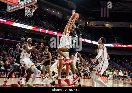 Le garde des Brown Bears, Aaron Cooley (21), est défendu par l’attaquant des chevaux de Troie de l’USC Harrison Hornery (30) lors d’un match de basketball masculin de la NCAA, dimanche 20 novembre, Banque D'Images