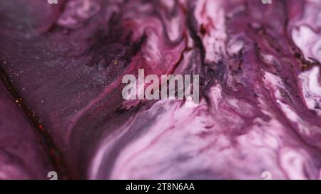 Peinture déversement d'encre écoulement d'eau violet vague de liquide blanc Banque D'Images