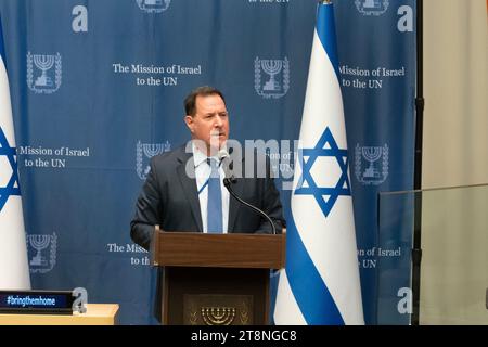 L’Ambassadeur Brett Jonathan Miller prend la parole lors de la présentation Through the Voice and Eyes of Hamas organisée par Mission of Israel au siège de l’ONU à New York le 20 novembre 2023. Le conférencier principal était Mosab Hassan Yusef, fils du cofondateur du Hamas Sheikh Hassan Yusef, qui a échappé à une vie de terreur. Au cours de la présentation, une projection des atrocités commises par le Hamas le 7 octobre 2023 lors de l'attaque terroriste contre Israël, des images ont été compilées à partir de vidéos tournées par des terroristes ainsi que par des victimes et des premiers intervenants. (Photo de Lev Radin/Sipa USA) Banque D'Images