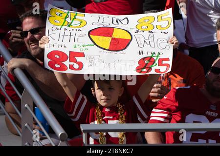19 novembre 2023 ; Santa Clara, CALIFORNIE, États-Unis; le fan des 49ers de San Francisco tient une pancarte avant le premier quart-temps contre les Buccaneers de Tampa Bay au Levi’s Stadium. (Stan Szeto/image du sport) Banque D'Images