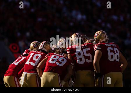 19 novembre 2023 ; Santa Clara, CALIFORNIE, États-Unis; les 49ers de San Francisco se blottissent pendant le premier quart-temps contre les Buccaneers de Tampa Bay au Levi’s Stadium. (Stan Szeto/image du sport) Banque D'Images