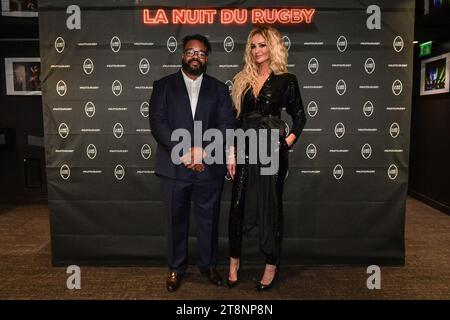 Paris, France. 20 novembre 2023. Mathieu Bastareaud (à gauche), ancien joueur de rugby français, pose pour un photocall aux côtés de la mannequin et actrice slovaque Adriana Karembeu lors de la cérémonie de la nuit du Rugby organisée par la Ligue française de rugby à Paris le 20 novembre 2023 à l'Olympia de Paris. Photo de Firas Abdullah/ABACAPRESS.COM crédit : Abaca Press/Alamy Live News Banque D'Images