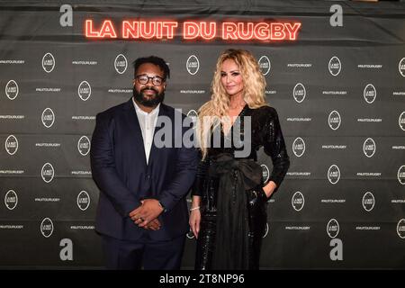 Paris, France. 20 novembre 2023. Mathieu Bastareaud (à gauche), ancien joueur de rugby français, pose pour un photocall aux côtés de la mannequin et actrice slovaque Adriana Karembeu lors de la cérémonie de la nuit du Rugby organisée par la Ligue française de rugby à Paris le 20 novembre 2023 à l'Olympia de Paris. Photo de Firas Abdullah/ABACAPRESS.COM crédit : Abaca Press/Alamy Live News Banque D'Images