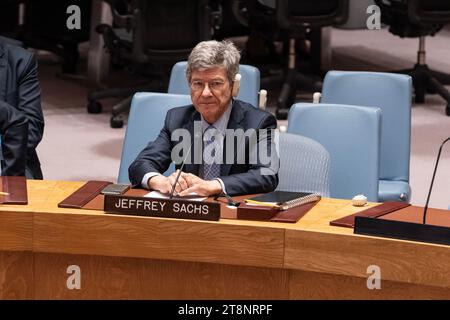 New York, États-Unis. 20 novembre 2023. Jeffrey Sachs, président du réseau des solutions pour le développement durable des Nations Unies et directeur du Centre pour le développement durable de l’Université Columbia, assiste à la réunion du SC sur le maintien de la paix et de la sécurité internationales au siège des Nations Unies à New York le 20 novembre 2023. (Photo de Lev Radin/Sipa USA) crédit : SIPA USA/Alamy Live News Banque D'Images