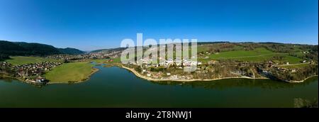 Le hameau de Chaillexon dans la commune française de Villers-le-Lac sur les rives du lac de Chaillexon dans la vallée de la rivière frontière Doubs Banque D'Images