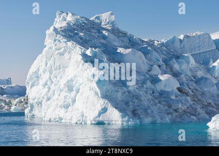 Immense iceberg dans le fjord de glace d'Ilulissat, classé au patrimoine mondial de l'UNESCO, vu d'un bateau. Ilulissat, baie de Disko, Groenland, Danemark Banque D'Images