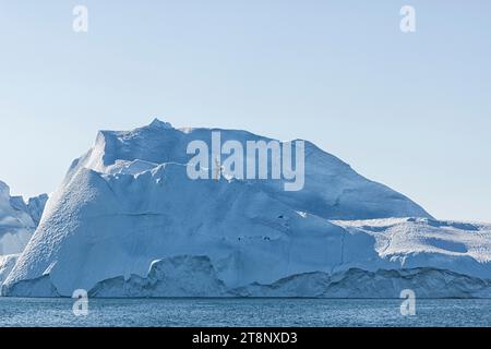 Immense iceberg dans le fjord de glace d'Ilulissat, classé au patrimoine mondial de l'UNESCO, vu d'un bateau. Ilulissat, baie de Disko, Groenland, Danemark Banque D'Images