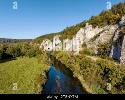 Vue aérienne, Danube, ambiance automnale avec falaises calcaires dans la haute vallée du Danube près de Gutenstein, district de Sigmaringen, Baden-Wuerttemberg Banque D'Images