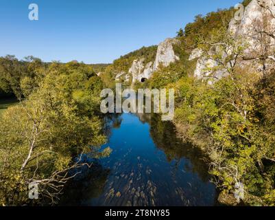 Vue aérienne, Danube, ambiance automnale avec falaises calcaires dans la haute vallée du Danube près de Gutenstein, district de Sigmaringen, Baden-Wuerttemberg Banque D'Images