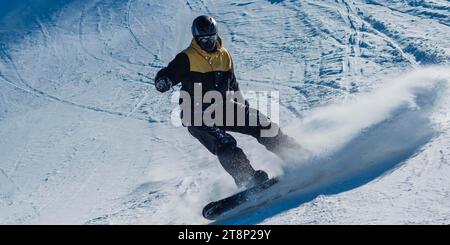 Snowboarder, 15 ans, Tegelberg, près de Fuessen, Alpes Allgaeu, Allgaeu, Bavière, Allemagne Banque D'Images