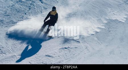 Snowboarder, 15 ans, Tegelberg, près de Fuessen, Alpes Allgaeu, Allgaeu, Bavière, Allemagne Banque D'Images