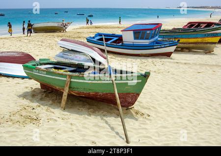 Bateaux de pêche colorés amarrés sur la plage de sable lumineux, Sal, îles du Cap-Vert, Cap-Vert Banque D'Images
