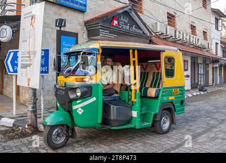 Chauffeur de pousse-pousse, fort Kochi, Cochin, Kerala, Inde Banque D'Images