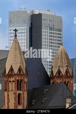 Vieille église catholique de St Leonhard en face de gratte-ciel modernes, contraste architectural, Francfort-sur-le-main, Hesse, Allemagne Banque D'Images