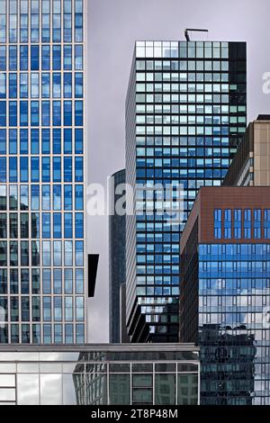 Blocs de tour se tenant proches les uns des autres dans le quartier des banques, Francfort-sur-le-main, Hesse, Allemagne Banque D'Images