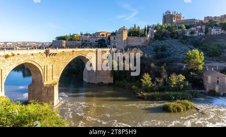 Le pont San Martin, pont médiéval sur le fleuve Tage avec des tours crénelées et monastère de San Juan de los Reyes en arrière-plan, Tolède, Banque D'Images