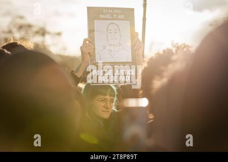 Paris, France. 19 novembre 2023. Un manifestant tient une pancarte qui dit "pas de justice pas de paix", place Nelson Mandela pendant la manifestation. Près de 500 personnes ont manifesté sur la place Nelson Mandela, à Nanterre, en périphérie de Paris, contre la libération du policier qui a tiré sur le jeune Nahel, fin juin de cette année. Crédit : SOPA Images Limited/Alamy Live News Banque D'Images