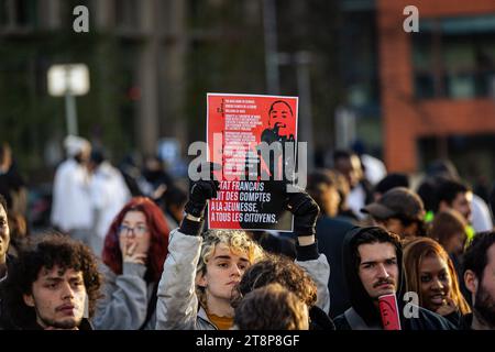 Paris, France. 19 novembre 2023. Un manifestant tient une pancarte qui dit que "l'État doit rendre des comptes aux jeunes, à tous les citoyens", place Nelson Mandela pendant la manifestation. Près de 500 personnes ont manifesté sur la place Nelson Mandela, à Nanterre, en périphérie de Paris, contre la libération du policier qui a tiré sur le jeune Nahel, fin juin de cette année. Crédit : SOPA Images Limited/Alamy Live News Banque D'Images