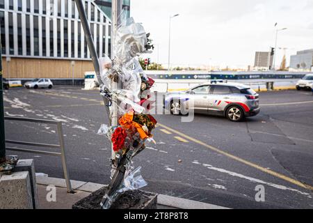 Paris, France. 19 novembre 2023. Fleurs vues à l'endroit où Nahel a été abattu par la police. Près de 500 personnes ont manifesté sur la place Nelson Mandela, à Nanterre, en périphérie de Paris, contre la libération du policier qui a tiré sur le jeune Nahel, fin juin de cette année. (Photo Telmo Pinto/SOPA Images/Sipa USA) crédit : SIPA USA/Alamy Live News Banque D'Images