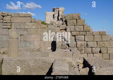 Bergama, située dans la province d'Izmir, dans l'ouest de la Turquie, est célèbre pour son coton, son or et ses tapis exquis. Autrefois le noyau culturel de Pergame à l'époque grecque et romaine antique, cette ville riche en ruines antiques reste un attrait majeur pour les touristes. Notamment, son célèbre temple a trouvé une nouvelle maison dans le musée de Pergame à Berlin, en Allemagne. Bergama possède des ruines remarquables comme le Sanctuaire Asclépios, un temple de dieu guérisseur, un théâtre grec et le complexe de la Basilique Rouge ('Kizil Avlu' en turc) Banque D'Images