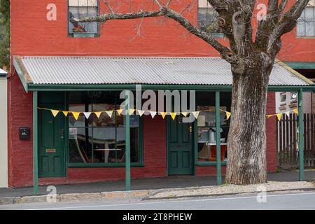 Une véranda en tôle ondulée sur le devant d'une boutique historique à Maldon dans le centre du Victoria, en Australie. Banque D'Images