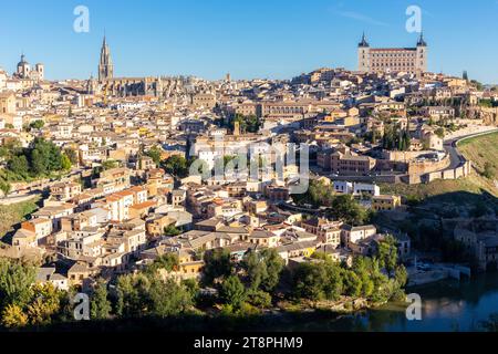 Tolède (Espagne), paysage de la ville médiévale avec Alcazar de Tolède, cathédrale de Tolède, églises et bâtiments résidentiels sur une colline vue de Mirado Banque D'Images