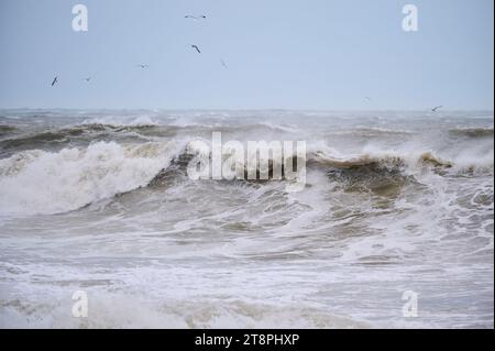 Des vagues énormes font rage lors d'une tempête incroyablement puissante dans la mer Noire. Banque D'Images