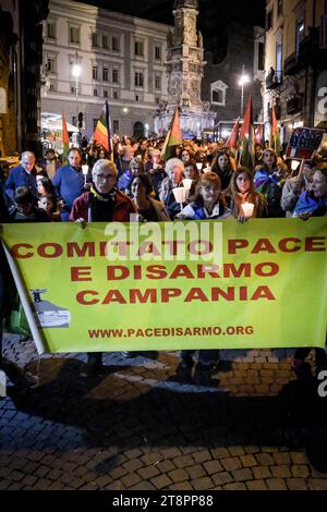 Le Comité pour la paix et le désarmement se réunit à Naples en novembre 20 2023 pour une procession interconfessionnelle aux flambeaux pour la paix au Moyen-Orient entre Pa Banque D'Images