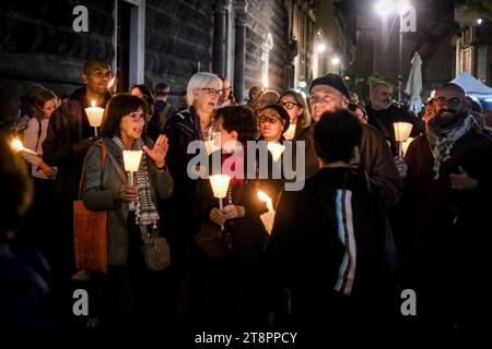 Le Comité pour la paix et le désarmement se réunit à Naples en novembre 20 2023 pour une procession interconfessionnelle aux flambeaux pour la paix au Moyen-Orient entre Pa Banque D'Images
