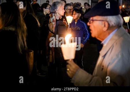 Le Comité pour la paix et le désarmement se réunit à Naples en novembre 20 2023 pour une procession interconfessionnelle aux flambeaux pour la paix au Moyen-Orient entre Pa Banque D'Images