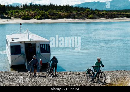 5 novembre 2023 - ferry Mapua arrivant à Mapua de Rabbit Island en arrière-plan. Tasman District, île du sud, Aotearoa, Nouvelle-Zélande. Banque D'Images