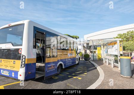 Rome, Italie : 13 novembre 2023 : navette à l'extérieur de l'aéroport Ciampino de Rome en 2023 en Italie. Banque D'Images