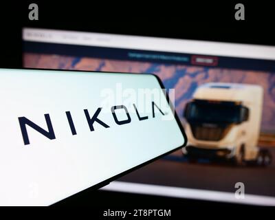 Téléphone portable avec logo de la société américaine de véhicules électriques Nikola Corporation en face du site Web de l'entreprise. Concentrez-vous sur le centre de l'écran du téléphone. Banque D'Images