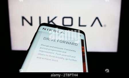 Smartphone avec le site Web de la société américaine de véhicules électriques Nikola Corporation devant le logo de l'entreprise. Effectuez le focus sur le coin supérieur gauche de l'écran du téléphone. Banque D'Images