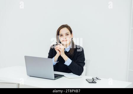 Femme à l'ordinateur dans le bureau à un travail à distance communication Internet communication travail INFORMATIQUE apprentissage en ligne Banque D'Images